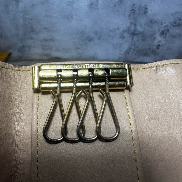 LOUIS VUITTON Monogram multicolor White Multi Color logos Key Case 4​​​ - Picture 4 of 11